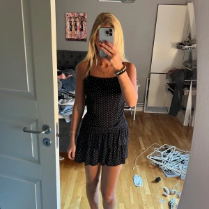 Prickig klänning - Säljer denna så söta prickiga klänning❣️vet inte storlek men jag brukar ha XS/S och är 170 cm