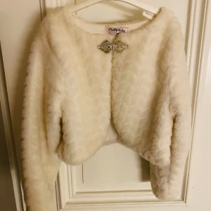Vit pälsbolero (fuskpäls) - Stl 134 - Vit pälsbolero (fuskpäls) Stl 134 Märke: Pretty baby