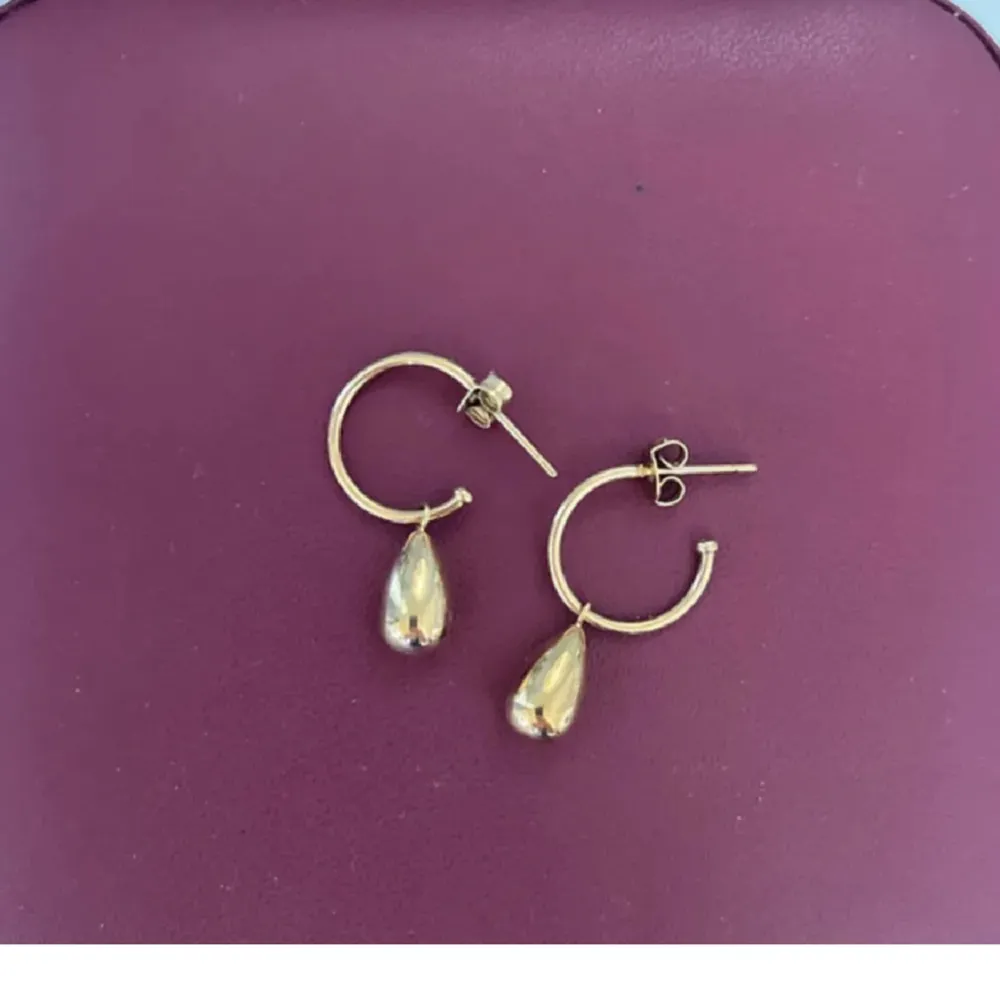 ”Drop Mini Earrings Gold” använda max två gånger! Nyskick, inga defekter! Nypris 350💞. Accessoarer.