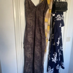 Långklänning i leopardmönster - Säljer denna superfina maxiklänning i leopardmönster från Zara.  Köpte klänningen till ett specifikt tillfälle, därför har den alltså bara används en gång och kommer ej till användning något mera. 