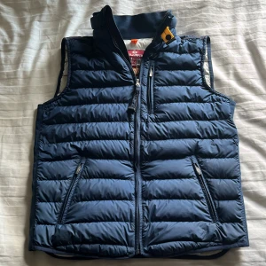 Parajumper väst  - En fin Parajumper väst i toppskick 9/10!!. Skulle säga att denna passar om du är runt 165-175. Den är köpt i London,kvitto medföljer, priset är kan diskuteras vid snabb affär 