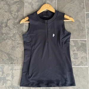 Peak performance golflinne  - Storlek är S, men känns som XS. Har blivit lite solblekt, men annars i fint skick