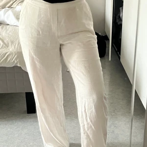 Linnebyxor - Superfina men kommer inte till användning då jag har ett par till, är jätte sköna!! Storlek 36 använd Max 3 gånger