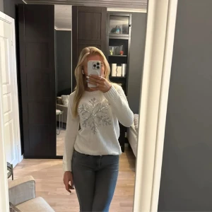 Tröja  - Superskön vit tröja med en snöflinga på. Jag köpte den i Portugal där storlekarna är annorlunda men skulle säga att den passar xs. 