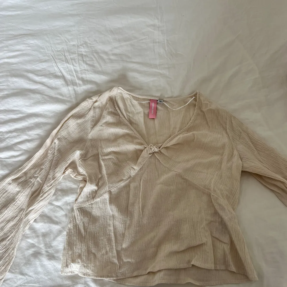 Helt ny oanvänd blus från Vero Moda. Jätte söt för sommaren och en perfekt vardaglig blus.. Puserot.