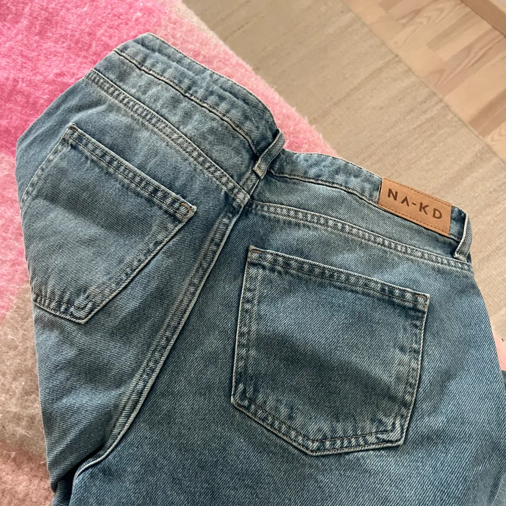 Fina nya med prislappen kvar. Fick av min syster men används ej.  Oversized modell från NAKD. Jeans & Byxor.