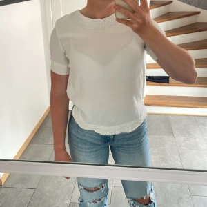Vit blus med paljetter - Gammal blus, men inte så använd 