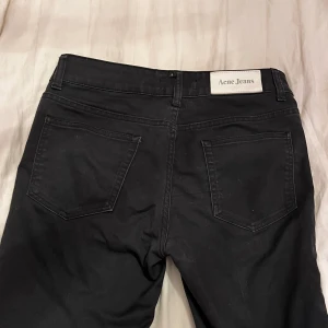 Acne studios jeans - Snygga low waisted jeans från acne studios. För korta för mig( är 1,80) till anledning att de säljs.  Skriv om ni har någon fråga, svarar så snabbt jag ser de! ❤️