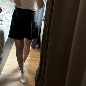 Samsøe Samsøe kjol -  Kjol från Samsøe Samsøe. Obs!! Spegeln är smutsig, INTE kjolen. 