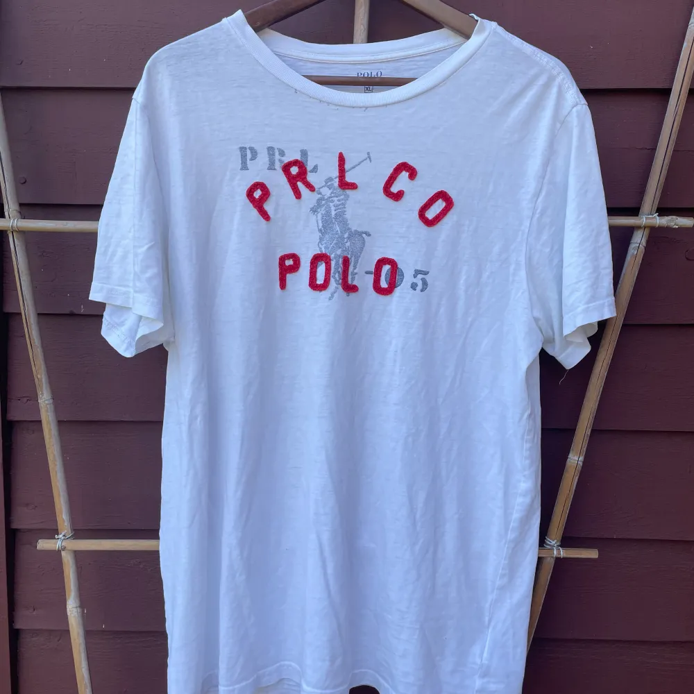 Säljer nu en oversized t shirt från polo Ralph lauren. Den är liten sliten i kragen där av priset. Vid funderingar är det bara att höra av sig!. T-shirts.