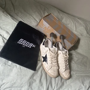Golden goose  - Strlk 44 skick just nu 7,5/10 medel smutsiga men ja lämnar alltid in skor som ja säljer på professionell tvätt, använd typ 5-8 gnr allt og med kmr skriv dm om funderingar mvh wilmer☺️