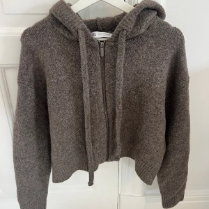 Zara huvtröja - Zara tröja, aldrig använd i storlek xs-s!