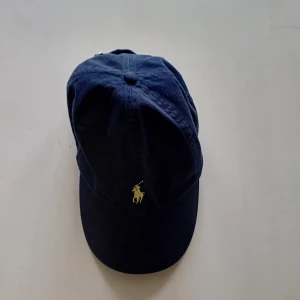 RALPH LAUREN KEPS - Ralph lauren keps (HELT NY)  Kepsen är aldrig använd och lappar finns kvar som man kan se på bilderna. Nypris ca 600-700kr, mitt pris 299 kan diskuteras vid snabb affär. Bara att skriva om du har några funderingar🙌