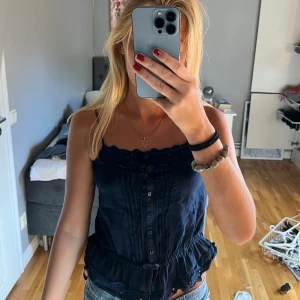 Marinblå topp - Säljer denna så himla söta marinblåa toppen❣️står ingen storlek men jag brukar ha XS
