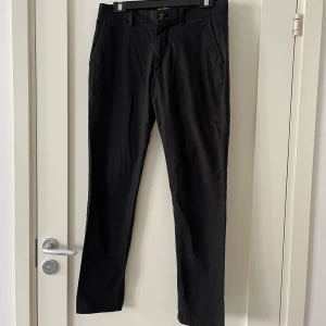 Chinos - Selected Homme  - Svarta chinos från Selected Homme. Bra skick, inga skavanker!  Skriv vid frågor.