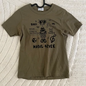 Grön T-shirt med tryck - T-shirt från radiodolls. Helt oanvänd, storlek XS. Originalpriset var 235 kr. 