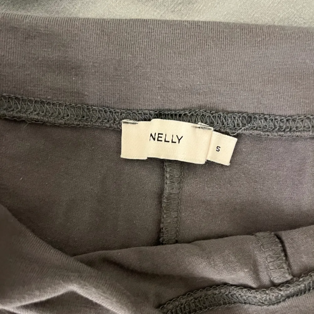 Hej! Säljer dessa fina gråa yoga byxorna ifrån Nelly i storlek S. Använda Max 2 ggr! Nypris: 299 kr mitt pris: 149 kr . Jeans & Byxor.
