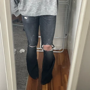 Dondup jeans💓 - low/mid waist dondup bootcut jeans med hål i knäna! Mycket bra skick och riktigt fina! Jag är 169 cm lång och dom är perfekta på mig när jag har skor. Dom är uppsprättade där nere. Dom har lite små fäckar nere vid benen fyi!💓