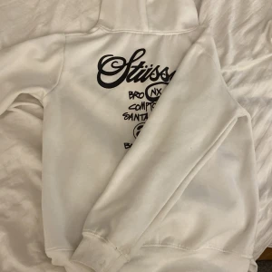 Stussy hoodie  - Säljer denna feta stussy hoodien. Den är i bra skick. Har ni några mer frågor är det bara att fråga. S men skulle kunna passa M