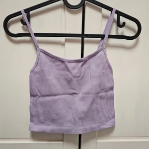 Ribbad crop top S - Endast testad. Nyskick. Katt finns i hemmet.