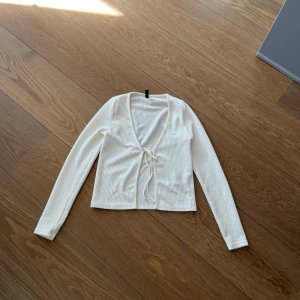 En jätte fin kofta i storlek XS från Divided  - Bra skick men är lite tajt i armarna