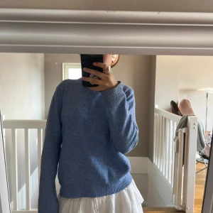 En jätte snygg blå tröja från Pull&Bear i storlek S - Har bara används några gånger