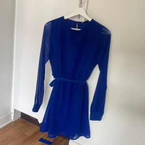 Blå sommarklänning - använd sparsamt 