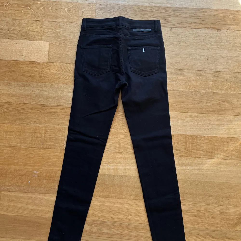 Svarta Stella McCartney jeans Oanvända Midja 26 och längd på inte ben 74cm. Jeans & Byxor.