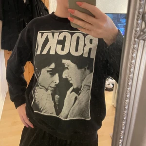 Zara tröja  - Tröja från zara med coolt tryck 