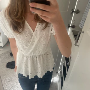 Blus - Superfin vit blus från Vero Moda. Helt oanvänd. Säljer pga att den inte kommer till användning💕 Köpt för 350