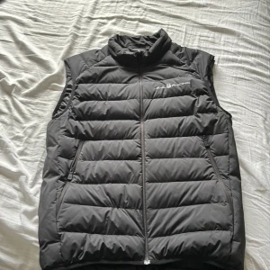 Sail Racing väst - Säljer min Sail Racing väst eftersom den är förliten men den är i ett mycket bra skick och har bara används ett fåtal gånger. Västen har inga tecken på användning. Nypris 2200 köpt från Sail Racing.