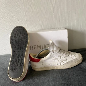 Premiata skor - Tja, säljer ett par riktigt fina Premiata skor, modell Steven.  Dem har två små effekter. På toppen av högra skon och lite crease. Men annars mycket bra skick. Box ingår! Nypris ca 2500kr!  Skriv vid frågor eller fundering🤝