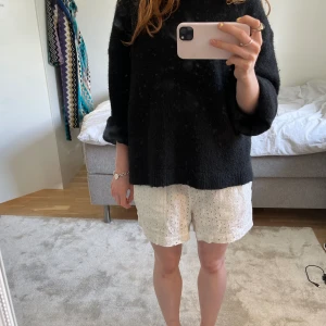 Hålbroderade shorts - Verkligen super fina shorts men som tyvärr är lite för stora😩😩Perfekta nu till sommarn!!🌸