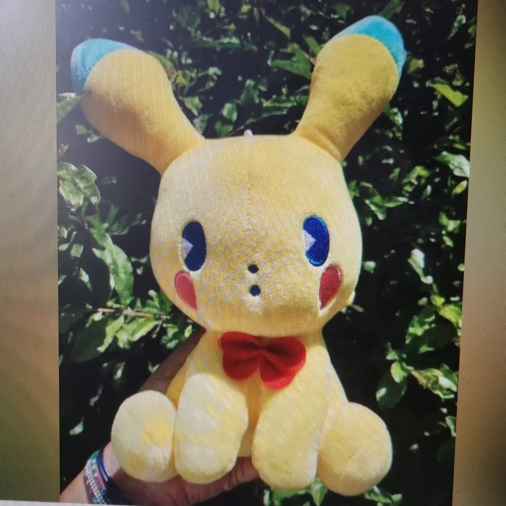 Gosedjur Pikachu från Pokemon, ca 30cm hög och 20cm bred. Endast förvarad i vitrinskåp. OBS! Jag kan inte skicka något vecka 26.. Övrigt.