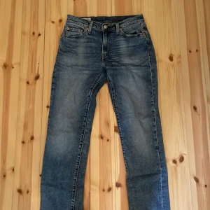 511 Levi’s jeans - Modellen är slim och de är i fint skick. Nypris =1 099kr, mitt pris 250kr. Om du har några funderingar hör av dig privat. Kan diskutera pris vid snabbt köp