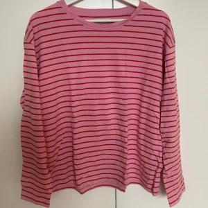 Randig långärmad tröja - Randig långärmad tröja i okej skick! 💘