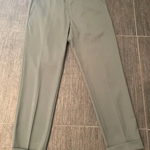 Filippa K byxor - Knappt använda Filippa K byxor säljes. Frakt ingår ej.