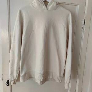 Hoodie - Ej vit utan deras beigea färg. Mer rätt färg på sista bilden! Använd kanske 3 gånger då den är lite för stor för mig. Lite längre i längden. Som ny! 💞