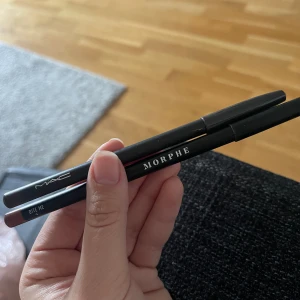 Läppenna och Läppglans. - Läppenna från MAC färgen ”Crayon A Levres”, nypris: 250kr. Ca. Läppenna från Morphe färgen ”Bite me”, nypris: ca 70kr. Läppglans maybelline new york färgen ”004Silk” nypris: ca 130kr. Mac e såld. Morphe o Maybelline för  130kr.