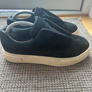 Eytys  - Säljer mina eytys då de tyvärr inte kommer till användning. I storlek 40. De är välanvända och trasiga i hälen, därav priset. Skriv för fler bilder på hälen. Nypris 2000kr