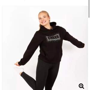 En cheer hoodie från cheerlife i storlek XS men passar också XXS🩷 original pris 420kr och jag säljer för 370kr (det kanske går att sänka priset) ❤️den är använd 1 gång.