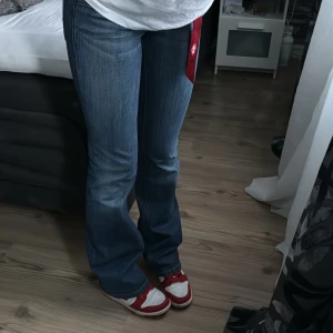 Lågmidjade esprit by edc jeans - Lågmidjade jeans i märket edc by esprit. Det är en väldigt rare modell där temat är kärlek som man kan se inuti byxorna där det är ett litet kärleksbrev skrivet. Byxorna köptes på secondhand och skiftar från ljust till mörkt där bak. Strl 24/34