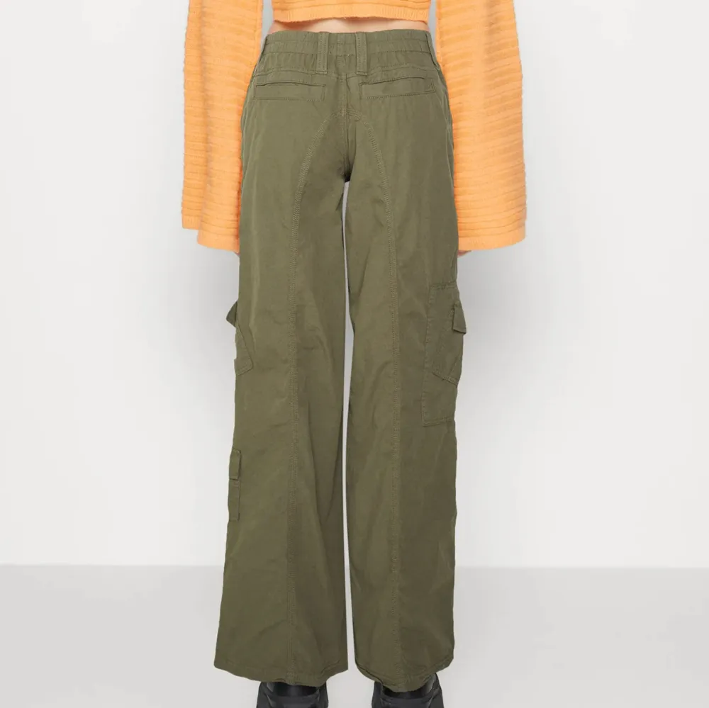 Gröna cargo trousers ifrån BDG Urban Outfitters. Köptes för 849 kr och är i topp skick, inga defekter. Hör av er vid frågor💕. Jeans & Byxor.