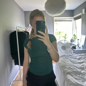 T-shirt med öppen rygg - T shirt med öppen rygg fårn shein. Säljer då den inte kommer till användning 