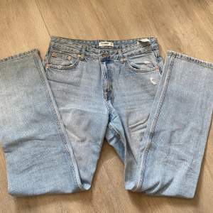 Säljer dessa ljusblå midwaist jeans från Pull&bear. 