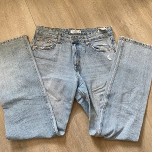 Midwaist jeans  - Säljer dessa ljusblå midwaist jeans från Pull&bear. 