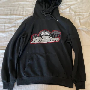 Trapstar hoodie - Skön trapstar hoodie i storlek M inget fel på den förutom lite knottrig, bara att höra av sig vid frågor osv