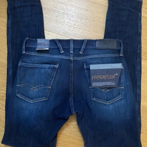 Replay jeans  - Bra skick strl 30/34 mörkblå med snygg wash stretch material 