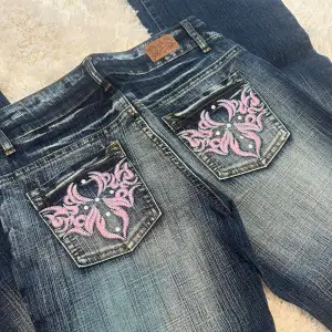 Lågmidjade bootcut jeans med coola rosa detaljer. Helt nya med lappen kvar! Storlek 27. Skriv för mått💕