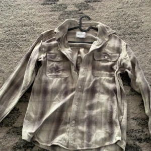 Vailent  - Tja! Säljer nu denna stiliga overshirten från vailent Skick 8/10 Nypris ca 800 mitt pris 300 Strlk S men sitter som en M Hör av er vid eventuella funderingar🙌